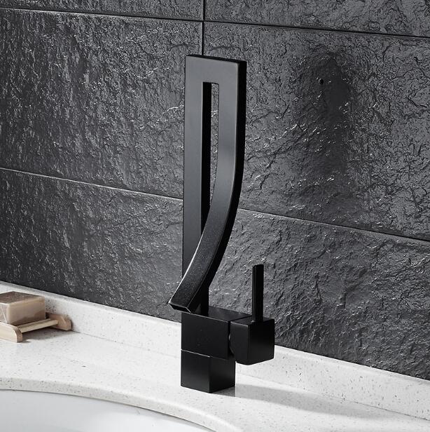 Rubinetti per bagno montati sul ponte Miscelatore per acqua calda e fredda Gru per lavabo Rubinetto per vasca da bagno a cascata Finitura cromata